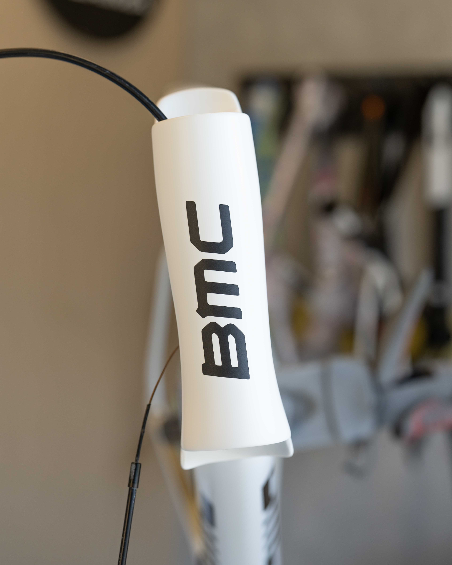 Après — Réparation d'un impact sur le tube de direction, cadre carbone BMC
