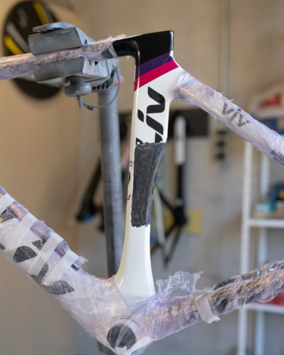Avant — Réparation d'un tube de selle fissuré, cadre carbone LIV