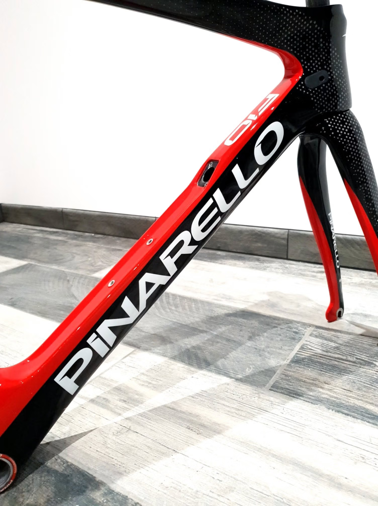 Après — Réparation d'un cadre de vélo Carbone Pinarello impacté sur le tube oblique