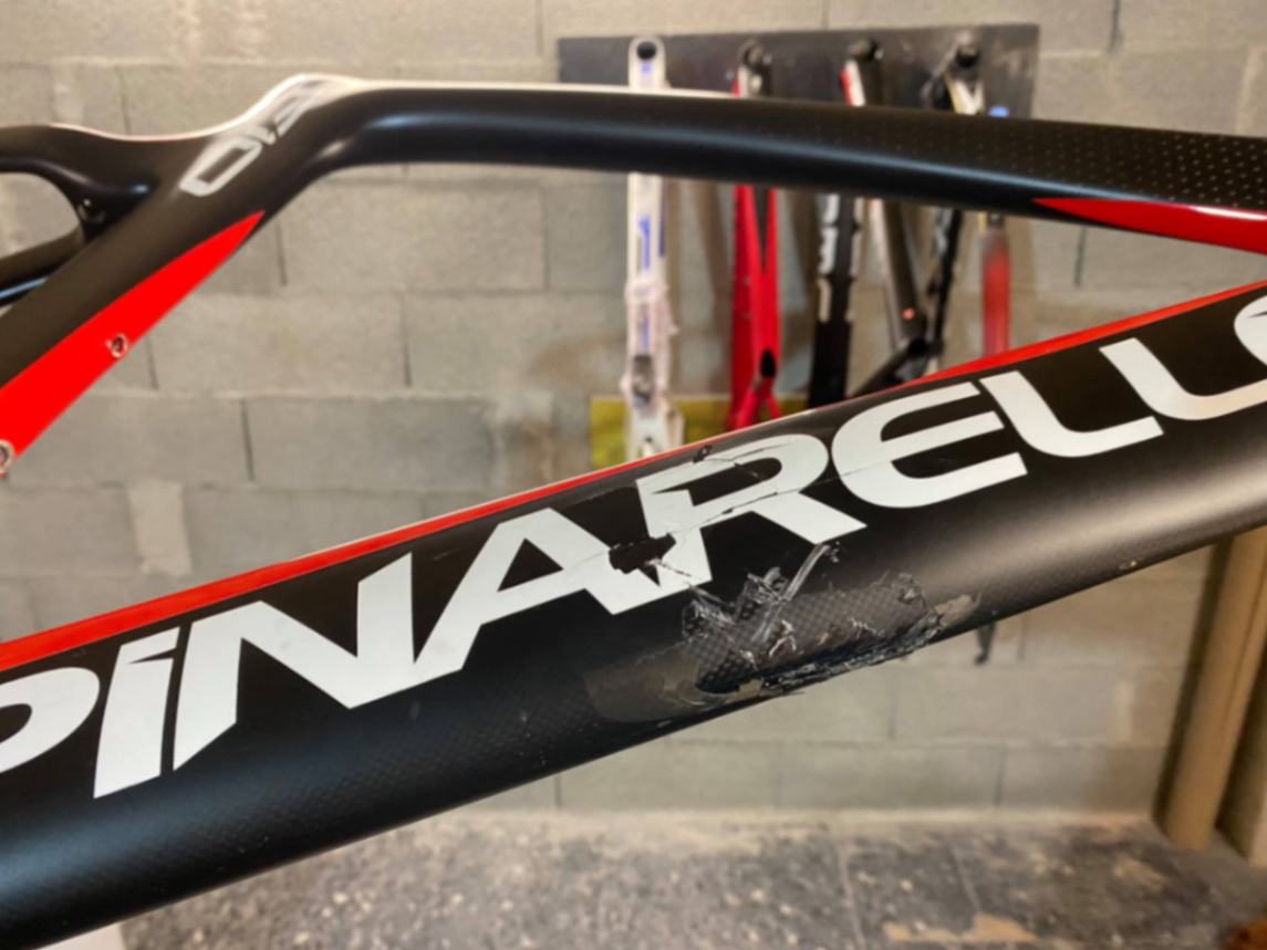 Avant — Réparation d'un cadre de vélo Carbone Pinarello impacté sur le tube oblique