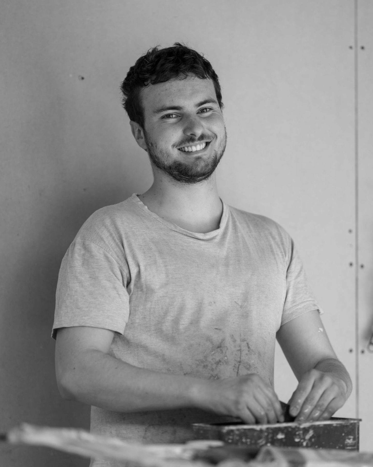 Portrait de l'artisan réparateur carbone